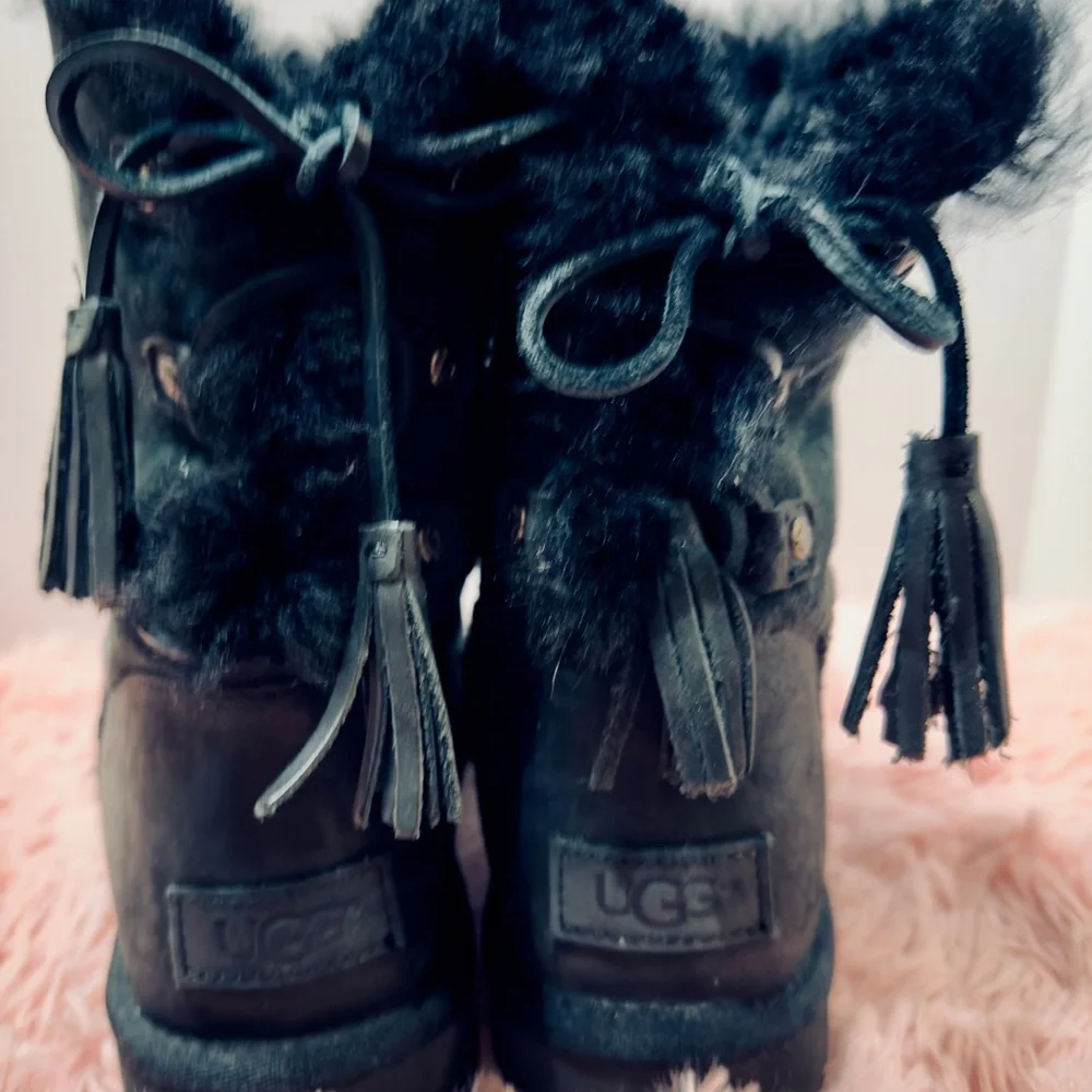 UGG CLASSIC SHORT KRISTABELLE‎ BLACK SUEDE SHEARLING LINE LACE TASSEL BOOTS US 8